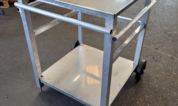 Table mobile aluminium sur roues avec plateaux inox